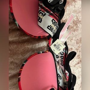 Brand new victoria secret bra ! Never worn . With tags . Completely new